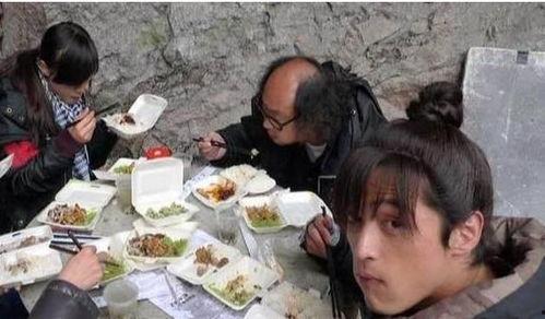 男明星吃饭图片,揭秘男明星的餐桌时光