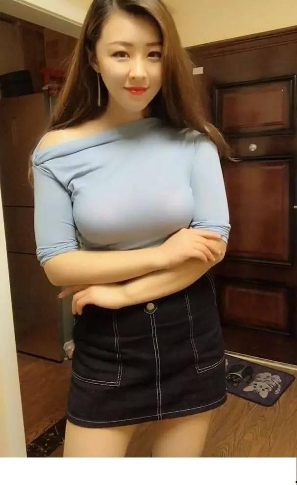 美女穿肉色丝袜色诱,美女的神秘魅力