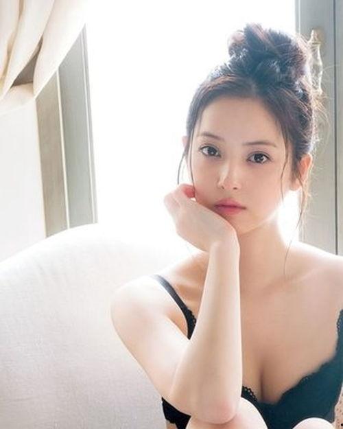 樱理惠av,AV界璀璨星辰的闪耀瞬间