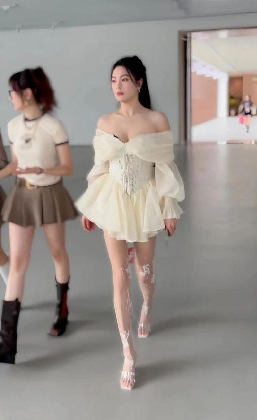 丰满眼镜妹丝袜,时尚与性感的完美融合