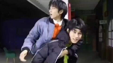 弟弟爆料哥哥探班视频,揭秘哥哥与弟弟的温馨互动瞬间